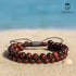 Rotes Tigerauge Perlenarmband am Handgelenk – stilvolles Unisex Accessoire